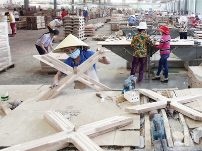 Tìm kiếm khách hàng mới đang là hướng đi của nhiều doanh nghiệp chế biến gỗ xuất khẩu