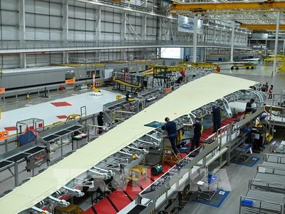 Công nhân làm việc tại một nhà máy sản xuất ô tô ở Sunderland, Anh. (Ảnh: AFP/TTXVN)