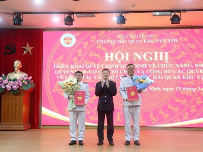 Ông Nguyễn Văn Nghiên, Chi cục trưởng Chi cục Hải quan khu vực VIII trao Quyết định của Cục Hải quan cho ông Phạm Quốc Hưng và ông Bùi Ngọc Lợi giữ chức vụ Phó chi cục trưởng Chi cục Hải quan khu vực VIII.