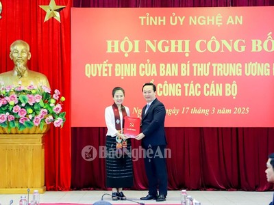 Ông Nguyễn Đức Trung, Bí thư Tỉnh ủy Nghệ An trao Quyết định của Ban Bí thư Trung ương Đảng chuẩn y chức vụ Phó bí thư Tỉnh ủy Nghệ An cho bà Võ Thị Minh Sinh. Ảnh: Báo Nghệ An