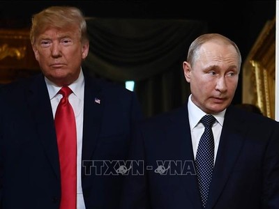 Tổng thống Liên bang Nga Vladimir Putin (phải) và ông Donald Trump trong một cuộc gặp năm 2018. Ảnh tư liệu: AFP/TTXVN