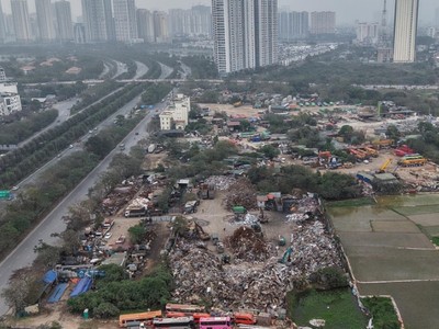 Bãi phế liệu hoạt động trên đất nông nghiệp ở phường Mễ Trì, quận Nam Từ Liêm, Hà Nội. Ảnh: Nguyễn Hải