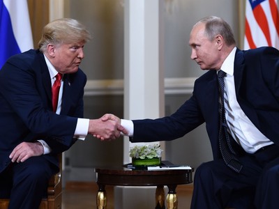 Tổng thống Mỹ Donald Trump và người đồng cấp Liên bang Nga Vladimir Putin tại cuộc gặp ở Phần Lan. Ảnh: AFP/TTXVN