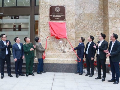 Thứ trưởng Bùi Văn Khắng, nguyên Thứ trưởng Trần Văn Tá thực hiện nghi thức gắn biển Công trình kỷ niệm 80 năm Ngày Truyền thống ngành Tài chính”. Ảnh: Đức Minh 