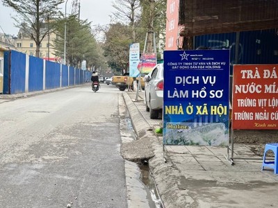 Ngay phía trước dự án nhà ở xã hội N01 Hạ Đình (huyện Thanh Trì), một công ty bất động sản ngang nhiên mở dịch vụ làm hồ sơ. Ảnh: Thanh Vũ