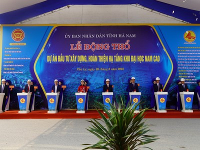 Các đại biểu chính thức nhấn nút động thổ dự án 