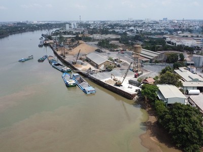 Nước sông Đồng Nai đoạn chảy qua Khu công nghiệp Biên Hòa 1 đang gia tăng dấu hiệu ô nhiễm môi trường- Ảnh: Lê Anh