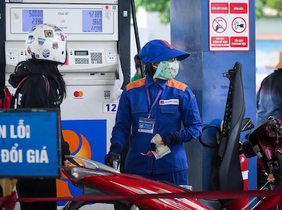 Giá xăng tăng thêm 400 đồng mỗi lít từ chiều 20/3/2025. 