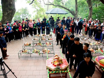 Lễ hội chợ Phong Lưu Khâu Vai năm 2024 thu hút đông đảo nhân dân và du khách đến tham quan, trải nghiệm. 