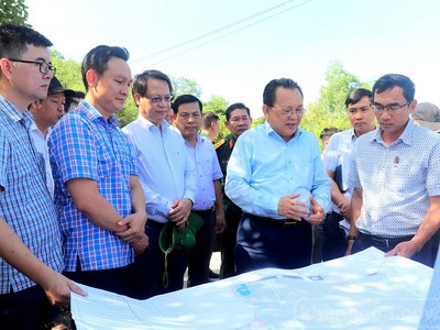 Phó chủ tịch Thường trực UBND tỉnh Khánh Hòa Lê Hữu Hoàng (giữa) vừa kiểm tra thực tế Dự án đầu tư xây dựng và kinh doanh kết cấu hạ tầng Khu công nghiệp (KCN) Dốc Đá Trắng. Ảnh: Thanh Hiền 