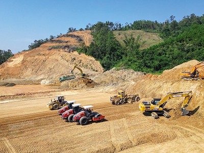 Một thế hệ nhà thầu xây dựng với năng lực hoàn toàn mới được kỳ vọng sẽ xuất hiện trong thời gian tới. Trong ảnh: Nhà thầu Đèo Cả thi công cao tốc Hữu Nghị - Chi Lăng. Ảnh: Phan anh