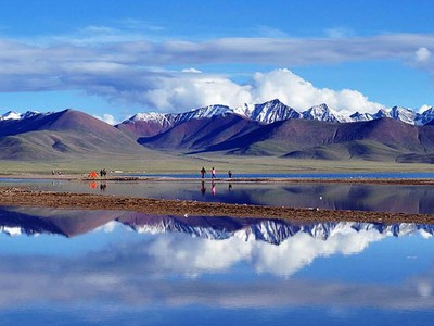 Một hồ nước tại cao nguyên Tây Tạng. Ảnh: tibetdiscovery.com