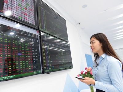 Dòng tiền nhàn rỗi tham gia vào thị trường chứng khoán góp phần giúp thanh khoản tăng mạnh 