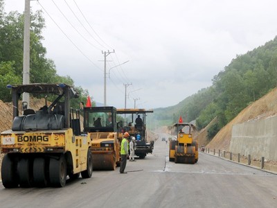 Dự án Xây dựng tuyến đường nối từ Quốc lộ 19 đến Khu công nghiệp, đô thị Becamex Bình Định kết nối với Cảng Quy Nhơn đang được đẩy nhanh tiến độ. Ảnh: Thủy Loan. 
