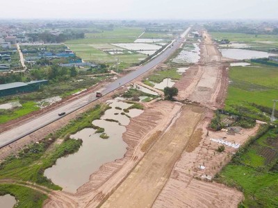 Vành đai 4 đoạn qua huyện Thường Tín (Hà Nội) sau khoảng 21 tháng từ ngày khởi công. Ảnh: Hữu Chánh