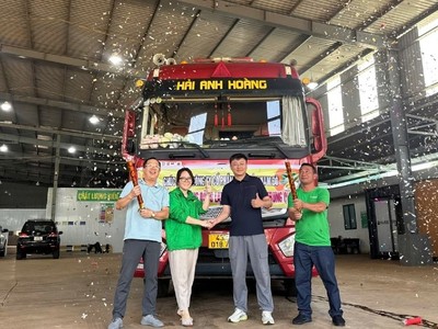 Đại diện Công ty Nam Đô cùng đối tác Trung Quốc chúc mừng lô sầu riêng đông lạnh đầu tiên được xuất khẩu thành công.