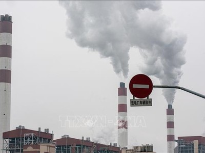 Khí thải bốc lên từ một nhà máy ở Thượng Hải, Trung Quốc. Ảnh tư liệu: AFP/TTXVN