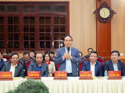 Đoàn công tác của Trường Đại học Kinh tế Quốc dân làm việc với tỉnh Hà Nam Ảnh: Hoa Hiên 