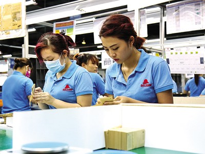 Chỉ khoảng 6% doanh nghiệp vừa và lớn của Việt Nam đủ tiêu chuẩn là nhà cung cấp cấp 1-3 của các đối tác nước ngoài. Trong ảnh: Sản xuất gia công tại một nhà cung cấp của Samsung. Ảnh: Đức Thanh 