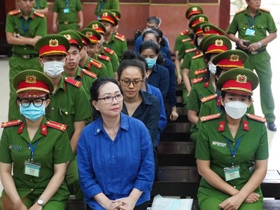 Bị cáo Trương Mỹ Lan (cựu Chủ tịch HĐQT Tập đoàn Vạn Thịnh Phát) cùng các bị cáo khác tại toà.