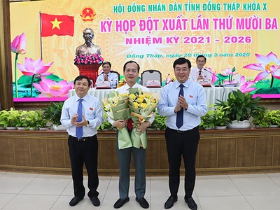 Lãnh đạo tỉnh Đồng Tháp chúc mừng tân Chủ tịch UBND tỉnh Trần Trí Quang (giữa). Ảnh: Cổng TTĐT Đồng Tháp 