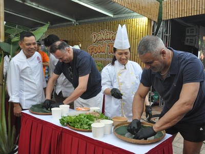 Khách du lịch nước ngoài trải nghiệm làm món ăn Việt Nam tại Lễ hội Đà Nẵng Food Tour 2025.