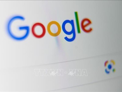 Biểu tượng Google trên màn hình máy tính bảng. Ảnh: AFP/TTXVN