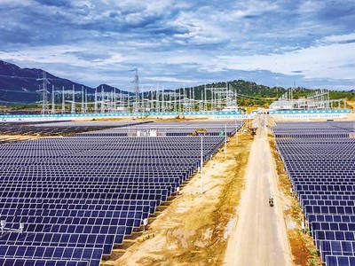 Cần phát triển thêm nguồn điện để đáp ứng nhu cầu tăng trưởng. Trong ảnh: Nhà máy điện mặt trời của Trung Nam Group 