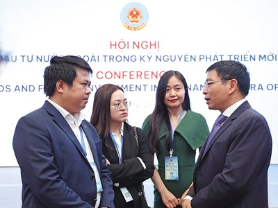 Bộ trưởng Bộ Tài chính Nguyễn Văn Thắng (ngoài cùng, bên phải) trao đổi với đại diện các doanh nghiệp, quỹ đầu tư. Ảnh: Lê Toàn 