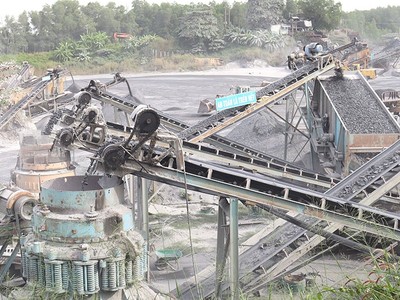 Khai thác đá xây dựng tại cụm mỏ Thiện Tân, huyện Vĩnh Cửu. Ảnh: H.Lộc (Ảnh: Báo Đồng Nai). 