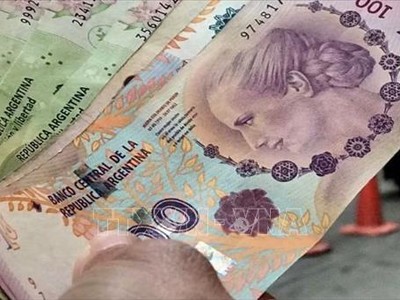 Đồng peso của Argentina tại một ngân hàng ở Buenos Aires. Ảnh tư liệu: Reuters/TTXVN