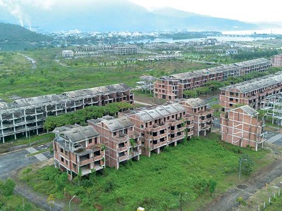 Nhiều khối nhà thô đã xây dựng tại Dự án Golden Hills City nằm phơi mưa nắng suốt nhiều năm qua.