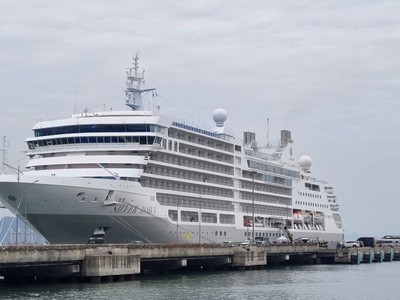 Tàu Silver Dawn đưa du khách cập bến Cảng tàu khách quốc tế Hạ Long. Ảnh. VP Đông Bắc