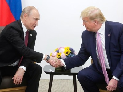  Tổng thống Nga Vladimir Putin (trái) và người đồng cấp Mỹ Donald Trump tại cuộc gặp ở Osaka, Nhật Bản ngày 28/6/2019. Ảnh: AA/TTXVN