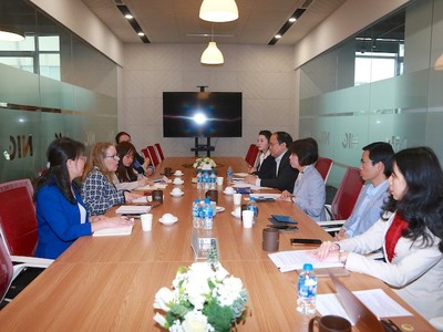 Thứ trưởng Bộ Tài chính Nguyễn Thị Bích Ngọc tiếp bà Sarah Kemp, Phó chủ tịch phụ trách Quan hệ Chính phủ quốc tế toàn cầu, Tập đoàn Intel. Ảnh: Đức Minh 