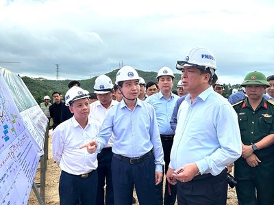 Bộ trưởng Bộ Xây dựng Trần Hồng Minh kiểm tra hiện trường cao tốc qua tỉnh Phú Yên. 