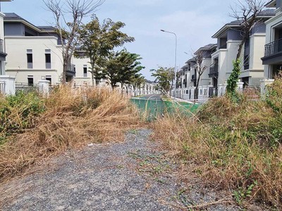 Một dự án nhà phố, biệt thự rộng 1.000 ha tại TP. Biên Hòa (tỉnh Đồng Nai) với giá bán hàng chục tỷ đồng/căn, nhưng không người ở. 