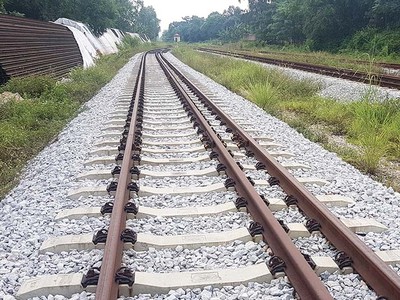 Nhiều vật tư của Dự án Tuyến đường sắt Yên Viên - Phả Lại - Hạ Long - Cái Lân chất đống bên đường. 