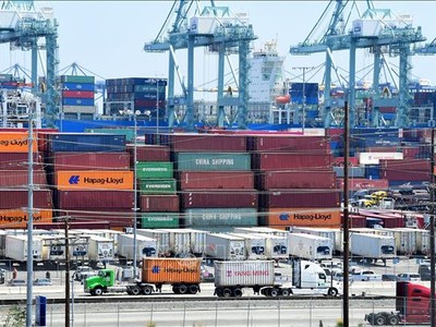 Công-ten-nơ hàng hóa được xếp tại cảng Long Beach, California, Mỹ. Ảnh: AFP/TTXVN