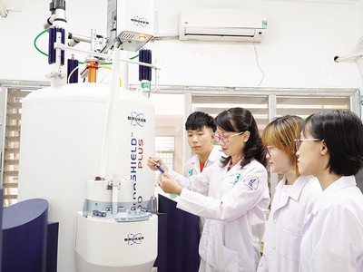 Để thu hút nhân tài công nghệ, Việt Nam cần tạo điều kiện để các trường đại học thực hiện các nghiên cứu đột phá. Trong ảnh: Phòng thí nghiệm của Đại học Quốc gia TP.HCM. 