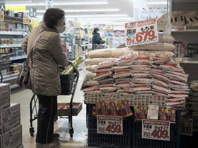 Khách hàng mua gạo tại siêu thị Marusan ở Koshigaya, tỉnh Saitama, Nhật Bản. Ảnh: Bloomberg/Getty Images