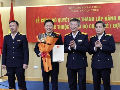 Đồng chí Mai Xuân Thành - Bí thư Đảng ủy trao quyết định và chúc mừng các đồng chí Trưởng ban các ban tham mưu của Đảng ủy Cục Thuế. (Ảnh: Dương Hải)