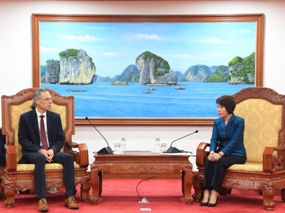 Thứ trưởng Nguyễn Thị Bích Ngọc (bên phải) và ông Noam Mizrahi tại buổi tiếp.