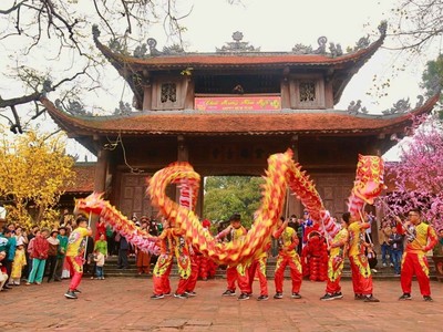 Vào những ngày đầu xuân, lễ hội làng Nôm lại được tổ chức, thu hút đông đảo bà con địa phương.