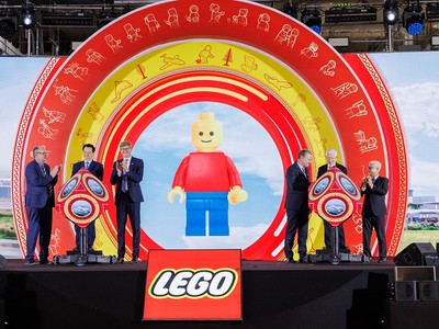 Phó thủ tướng Mai Văn Chính cùng lãnh đạo tỉnh Bình Dương và lãnh đạo Tập đoàn LEGO thực hiện nghi thức khánh thành dự án