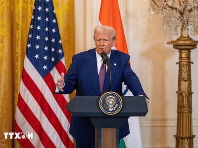 Tổng thống Mỹ Donald Trump thông báo tạm dừng áp thuế đối ứng trong 90 ngày với hơn 75 quốc gia đối tác thương mại không trả đũa Mỹ;