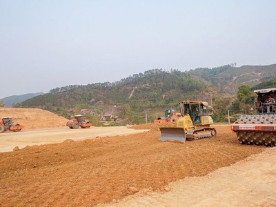 Thi công Dự án tuyến cao tốc cửa khẩu Hữu Nghị - Chi Lăng. 