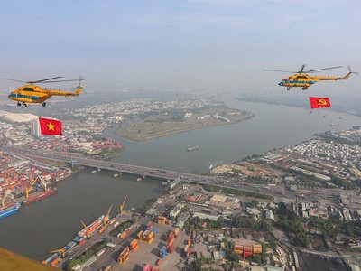 Tự hào lá cờ Tổ quốc tung bay trên bầu trời hòa bình 