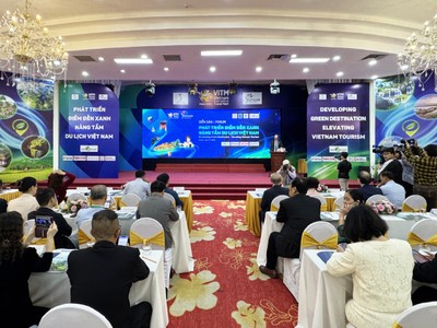 Diễn đàn "Phát triển điểm đến xanh - Nâng tầm du lịch Việt Nam" thu hút gần 300 đại biểu tham dự.
