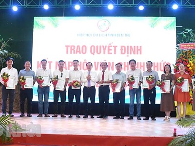 Lãnh đạo tỉnh và Hiệp hội Du lịch tỉnh Bến Tre chúc mừng và trao quyết định kết nạp hội viên mới vào Hiệp hội Du lịch Bến Tre năm 2025